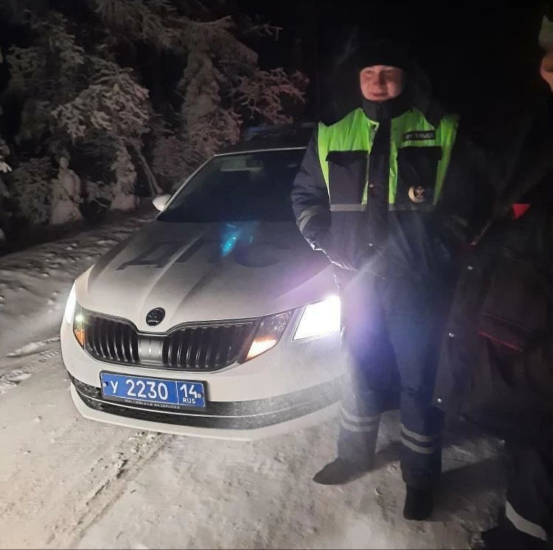 Инспекторы ГИБДД помогли семье, оказавшейся на дороге в заглохшей машине в -50°C в Якутии