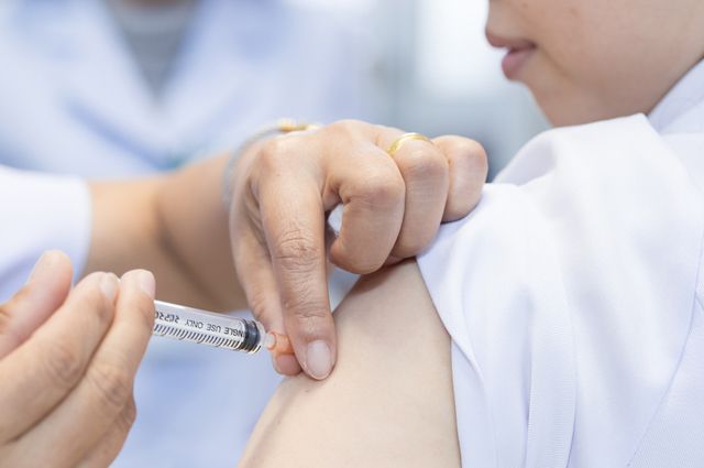 Прививки от гриппа получили 449 609 жителей Якутии