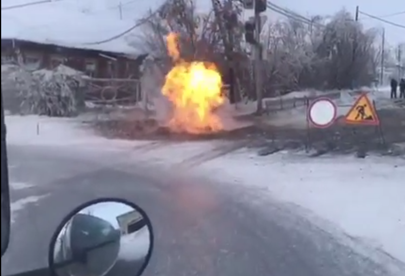 Протечку газа устраняют после повреждения газопровода в Якутске