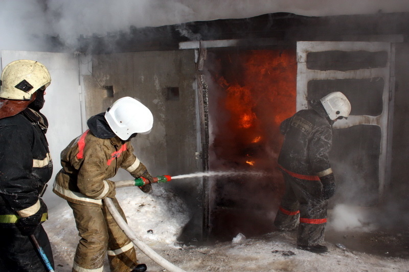 Четырех человек эвакуировали при пожаре в жилом доме в якутском селе Юрюнг-Хая
