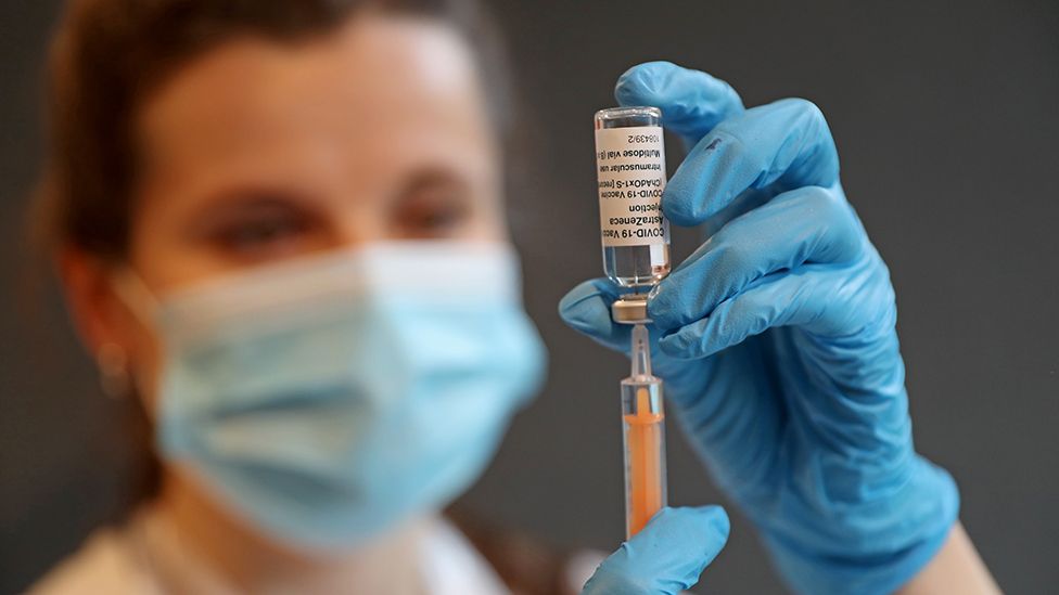 Россия рассматривает заявки на одобрение двух зарубежных вакцин от COVID-19