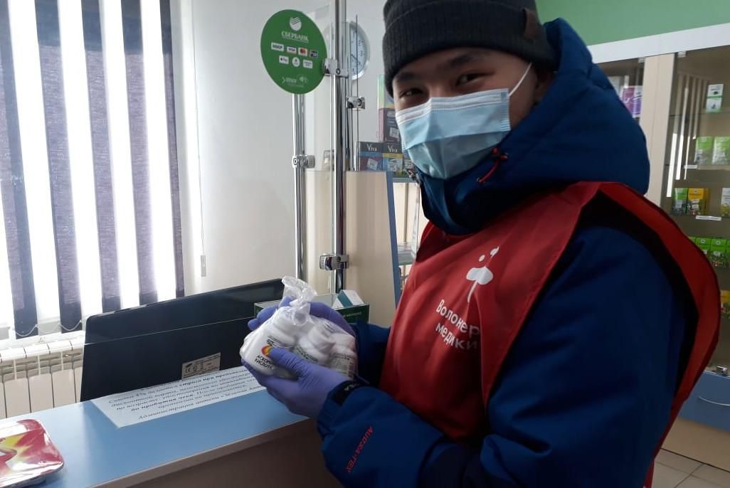 Более 100 волонтеров оказывают помощь жителям Якутска