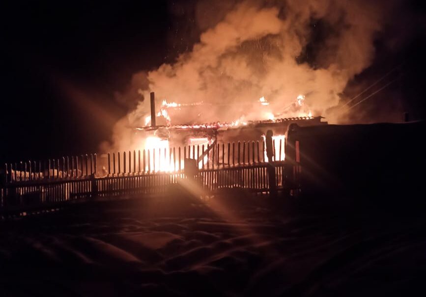 Тела двух мужчин обнаружили на месте пожара в якутском селе Томтор