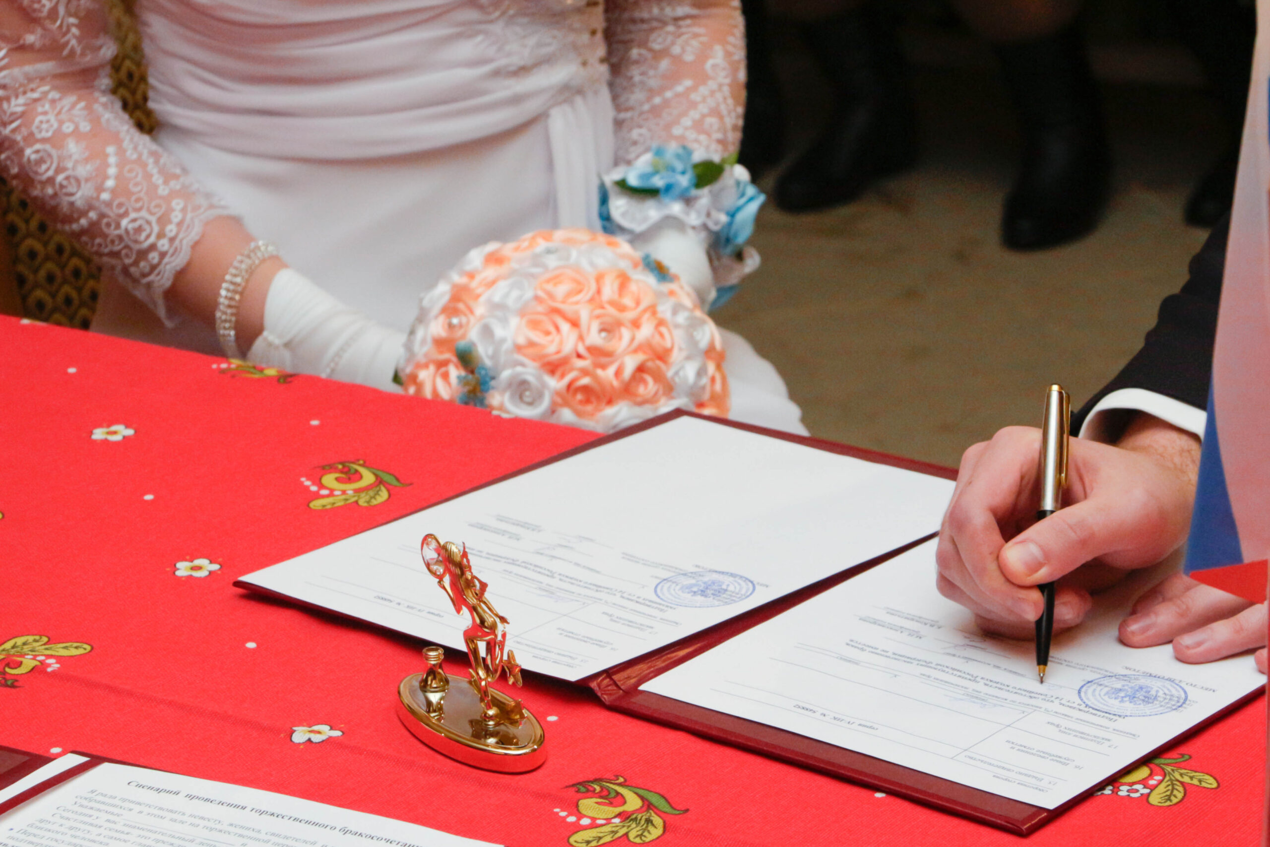 Житель Ленского района Якутии заключил фиктивный брак с иностранкой