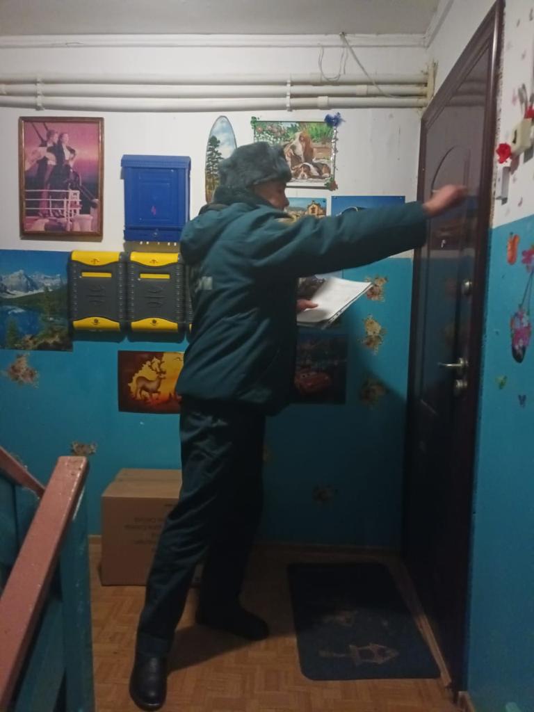 Сотрудники МЧС проводят рейды по жилым домам в Якутии в период праздников
