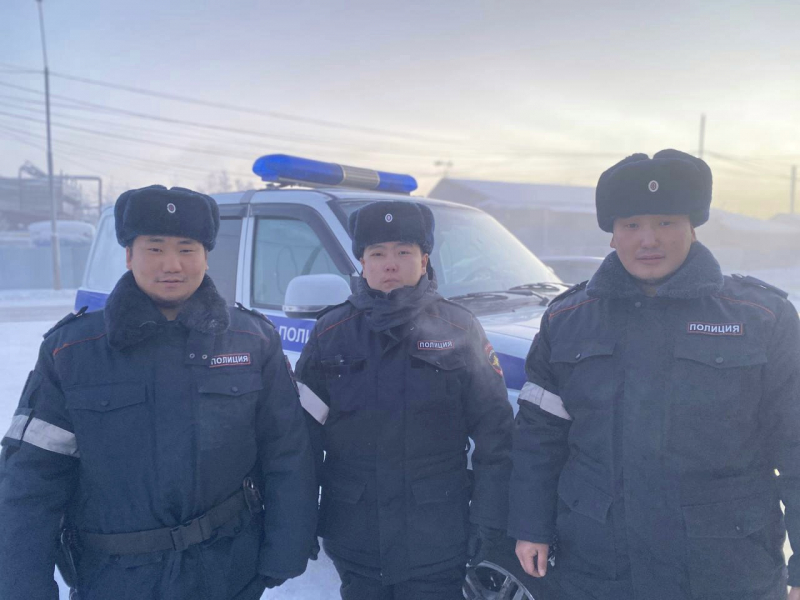 Полицейские помогли якутянке, лежавшей в снегу с приступом эпилепсии