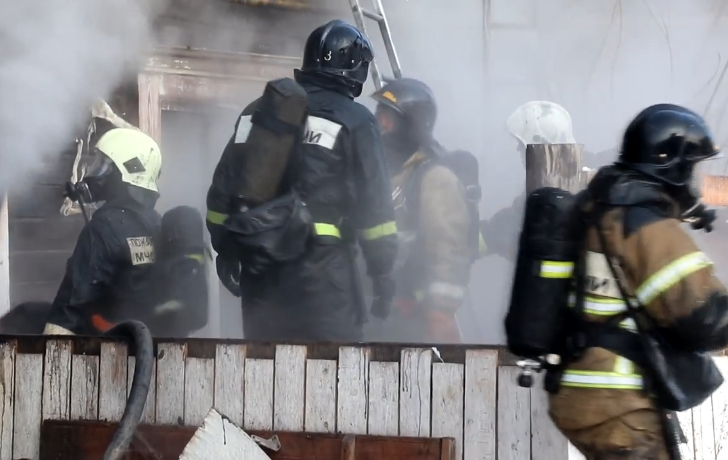 Человека спасли при пожаре в пригороде Якутска