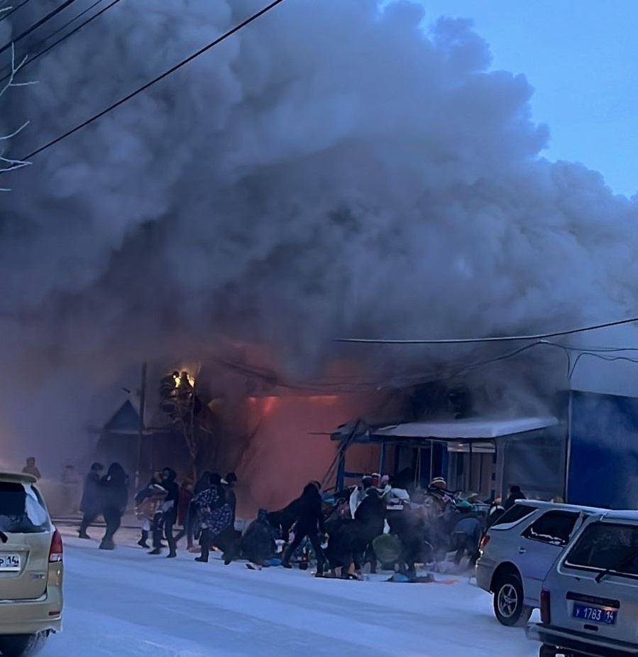 Посетителей кафе в якутском Олекминске эвакуировали из-за пожара
