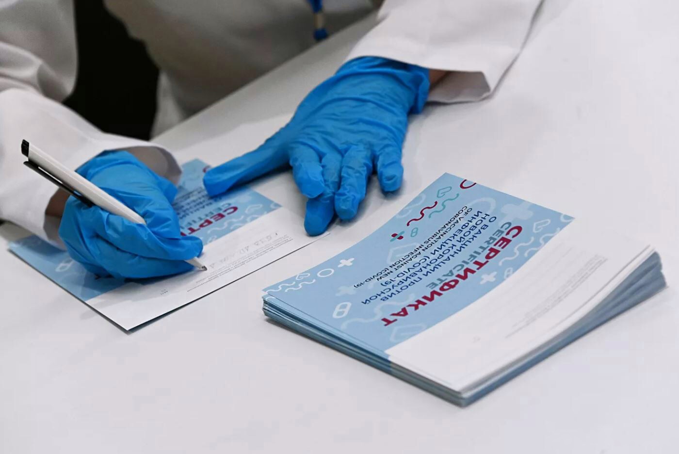 Россияне с медотоводом от вакцинации смогут получить сертификат на «Госуслугах»