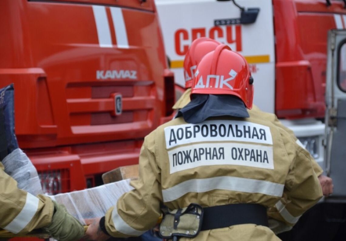 Добровольцы спасли от огня резервную станцию в якутском селе Аргас