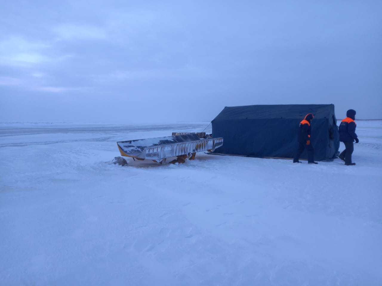 Экологи проверяют наличие загрязнения на месте провала трактора на реке Лене в Якутии
