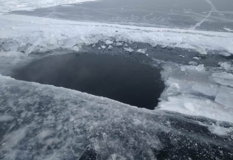 Три автомобиля в Якутии провалились под лед 20 ноября
