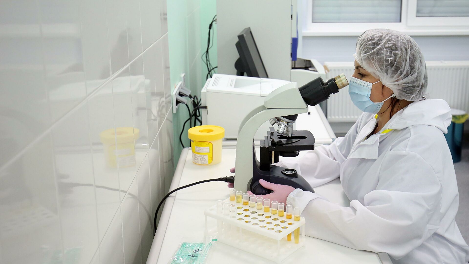 Более 400 млн рублей направили на изучение генома штамма коронавируса «омикрон» в РФ