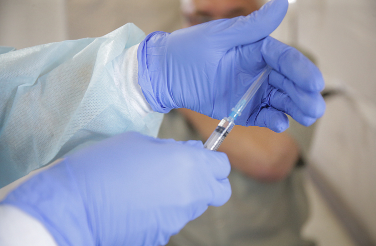 Первым компонентом вакцины от COVID-19 привились 592 686 якутян