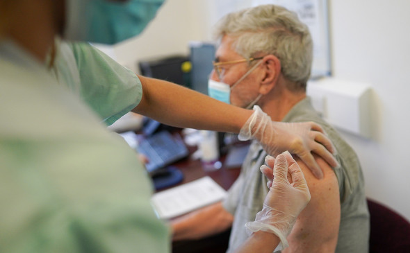 Вакцину «Эпиваккорона-Н» испытают с участием пожилых граждан