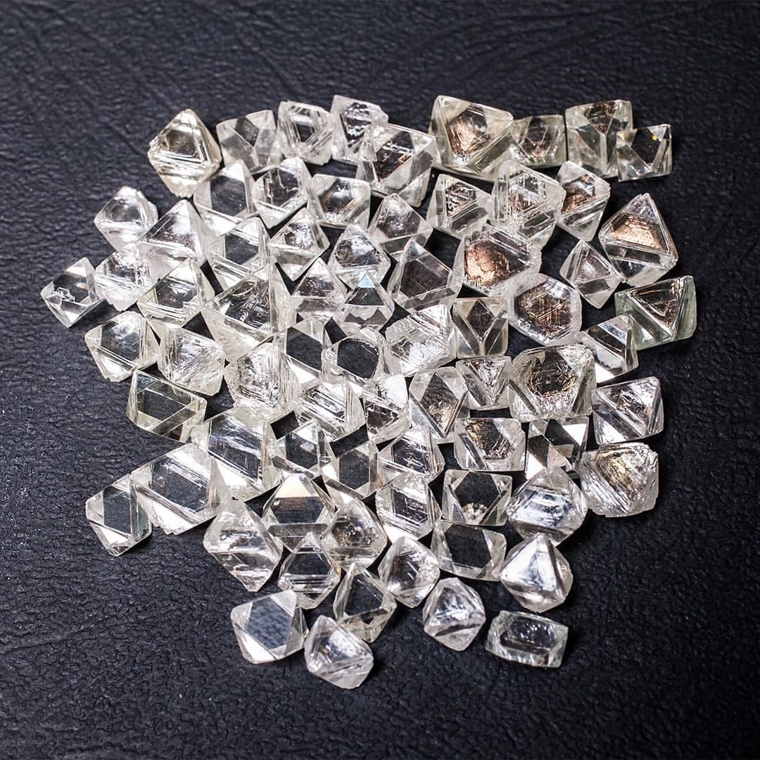 АЛРОСА присвоила двум крупным алмазам имена якутян-Героев Соцтруда