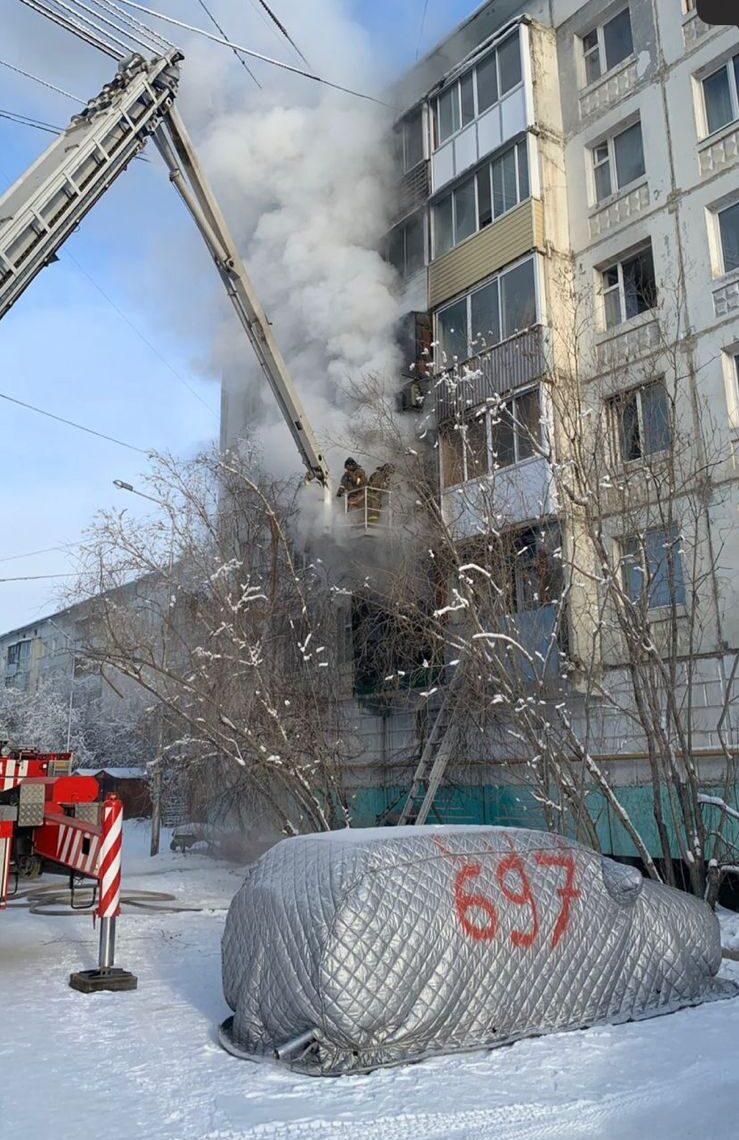 20 человек спасли при пожаре в многоквартирном доме в Якутске