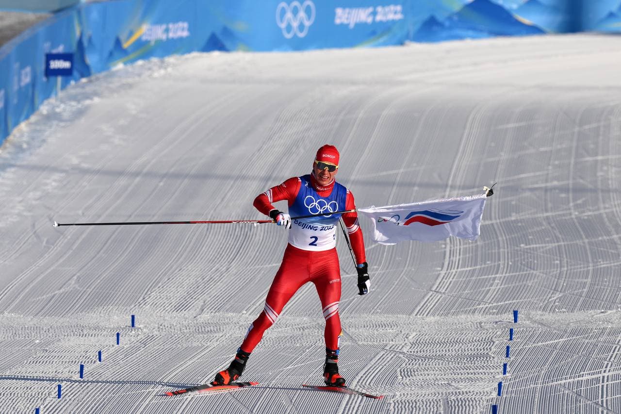 Лыжник Александр Большунов принес России первое золото Олимпиады в Пекине