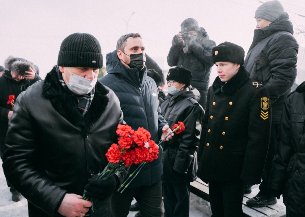 Цветы к памятнику участникам боевых действий возложили в Якутске
