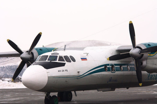 Самолет Ан-24 повредил крыло в аэропорту Эвено-Бытантайского района Якутии