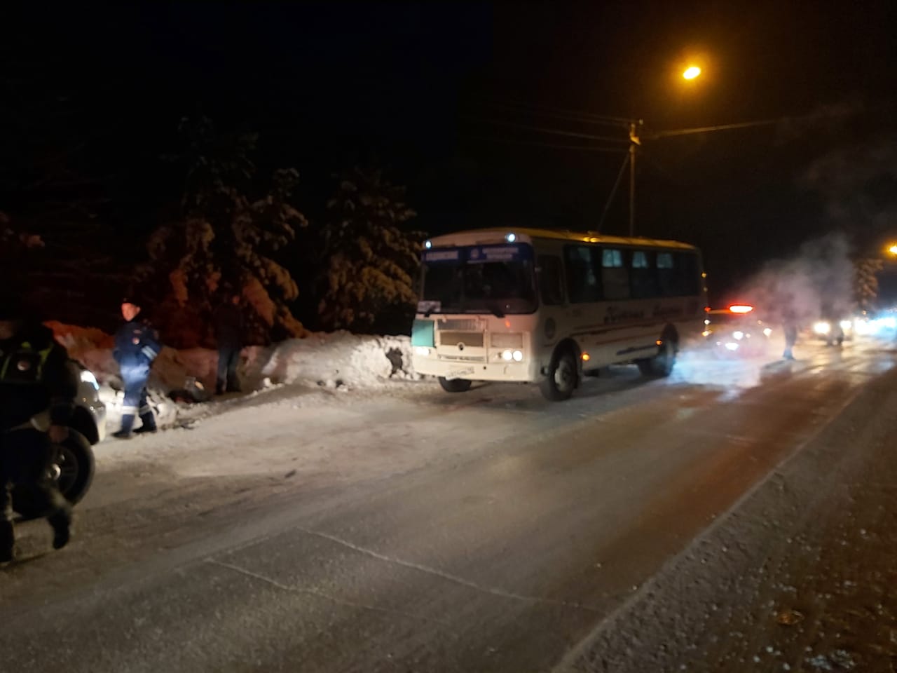 Автобус наехал на лежащего на дороге мужчину в Алданском районе Якутии