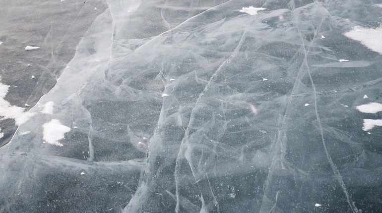 Толщина льда на реке Колыме в Якутии составила 127 см