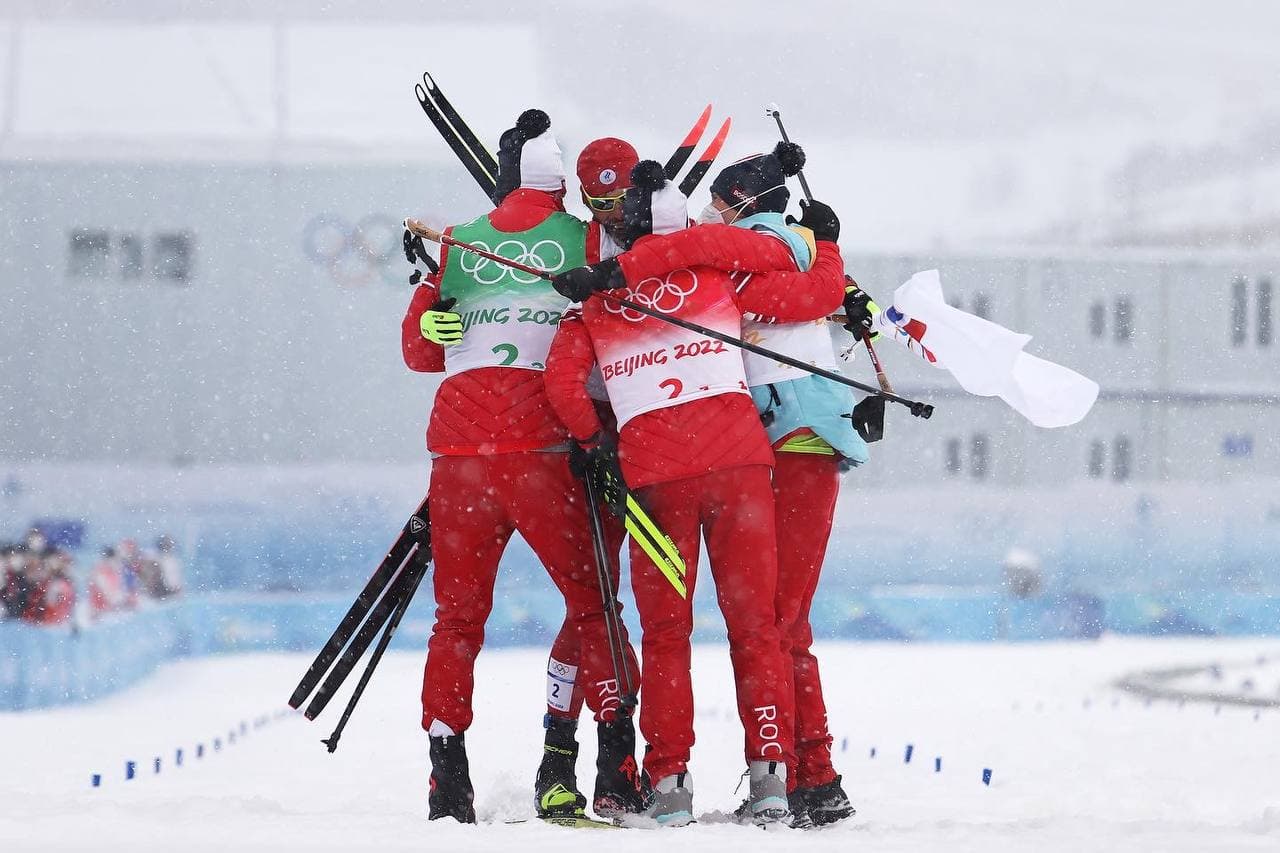Мужская сборная РФ по лыжным гонкам впервые выиграла эстафету на Олимпийских играх