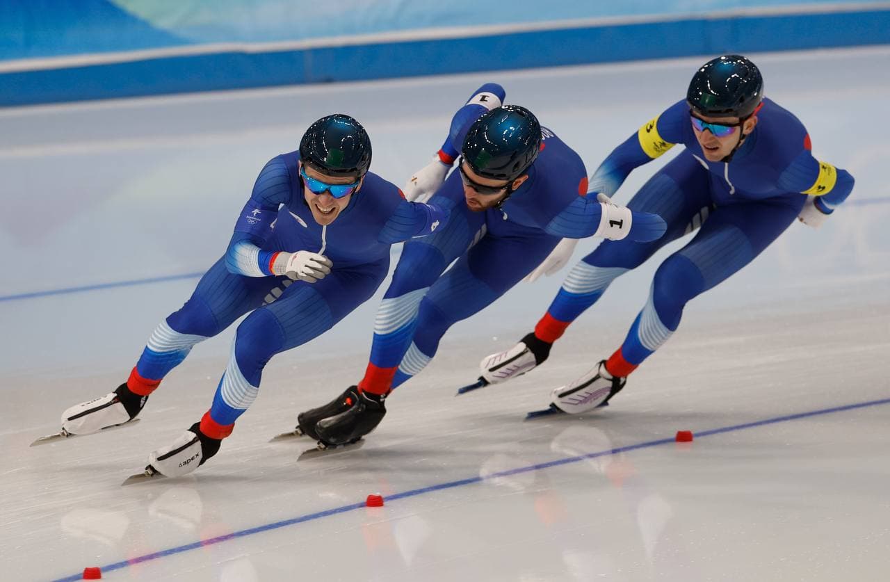 Российские конькобежцы завоевали серебро в командной гонке на Олимпиаде