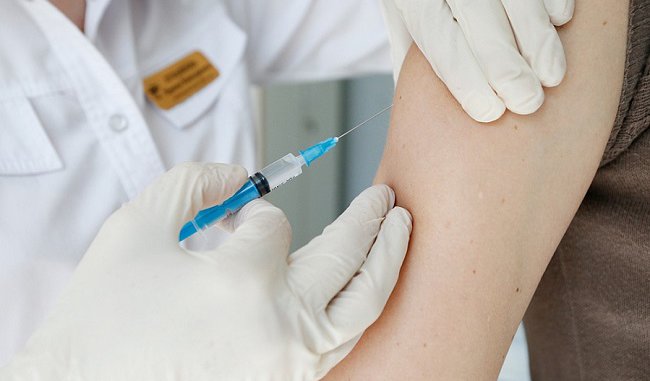 Более 100 детей получили прививки от коронавируса в Якутии