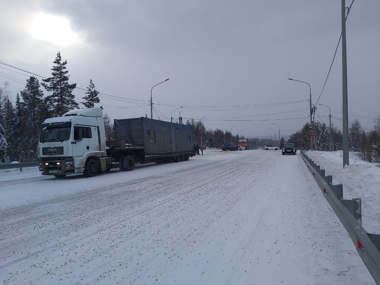 Грузовик и легковой автомобиль столкнулись на трассе «Лена» в Якутии