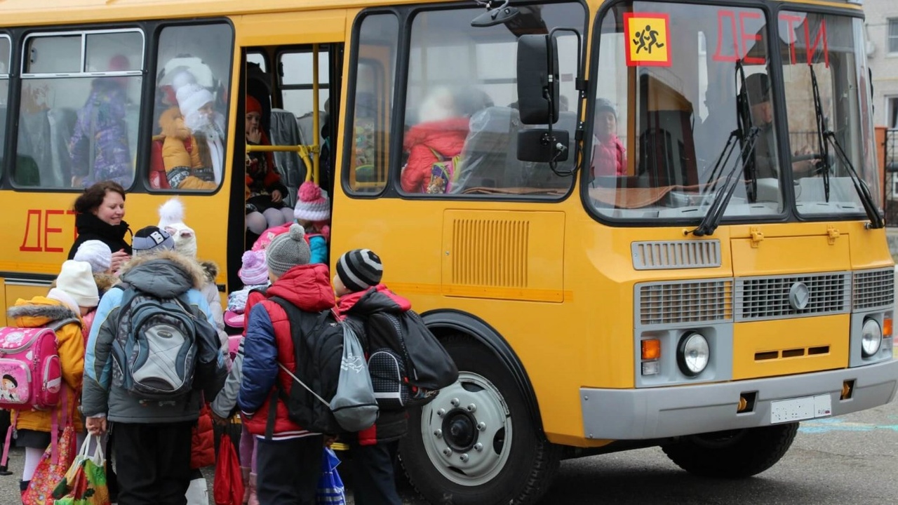 Семь автобусов получили школы Алданского района Якутии за два года