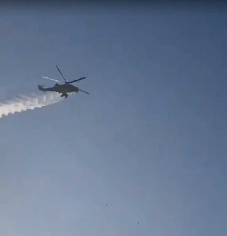 АК «Полярные авиалинии» прокомментировала видео с вертолетами, оставляющими белый след