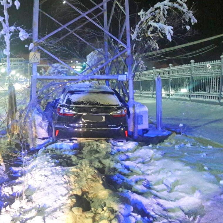 Якутские автомобилисты дважды повредили опоры и ЛЭП в минувшие выходные