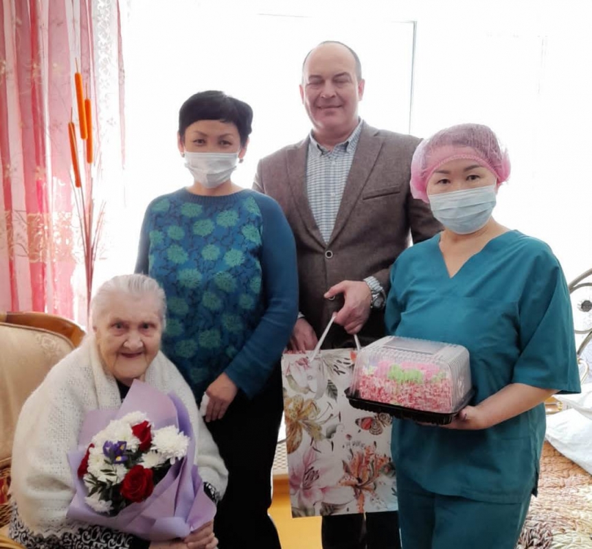 Участниц ВОВ поздравили с наступающим женским праздником в Якутске
