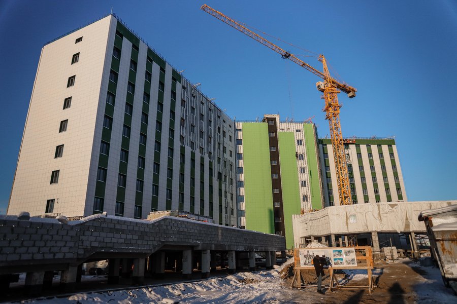 Более 60 социально значимых объектов строят в Якутии