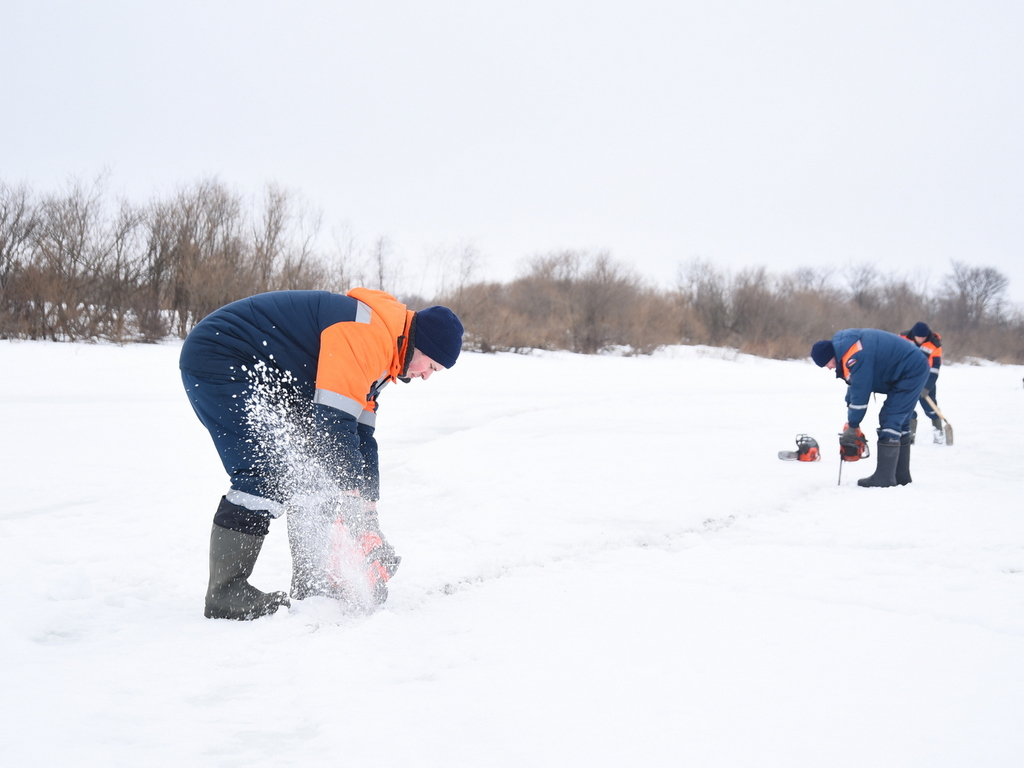 Работы по ослаблению льда проводят на 77 затороопасных участках рек в Якутии