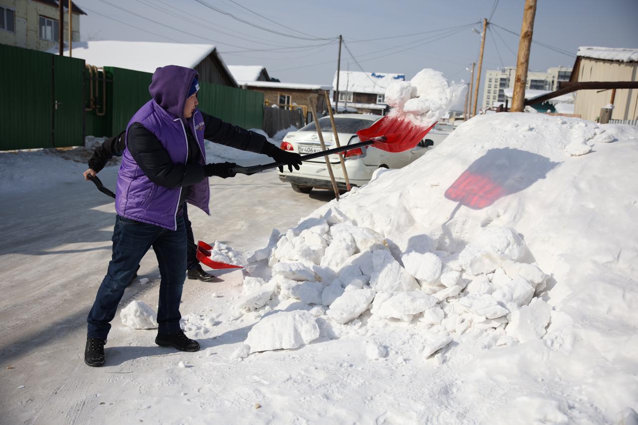 Волонтеры проекта «Поможем маме» очистили от снега двор многодетной семьи в Якутске