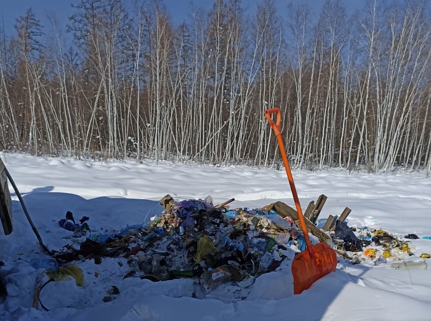Несанкционированную свалку убрали в Усть-Майском районе Якутии