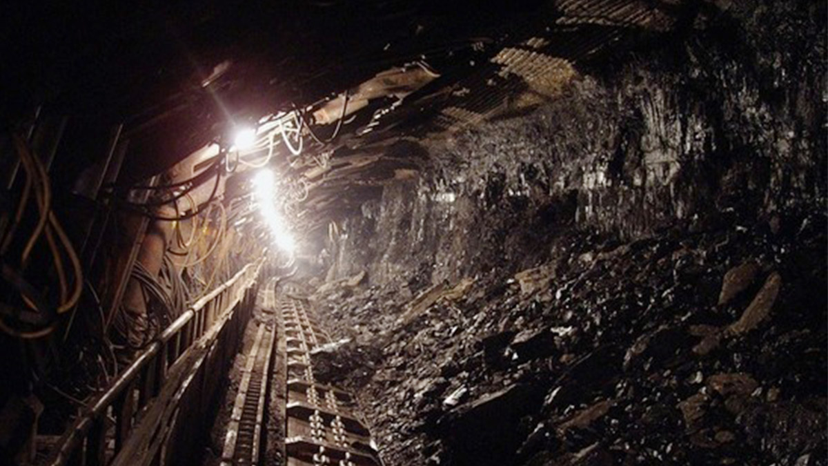 Рабочий погиб из-за отслоения горной породы на шахте в Томпонском районе Якутии