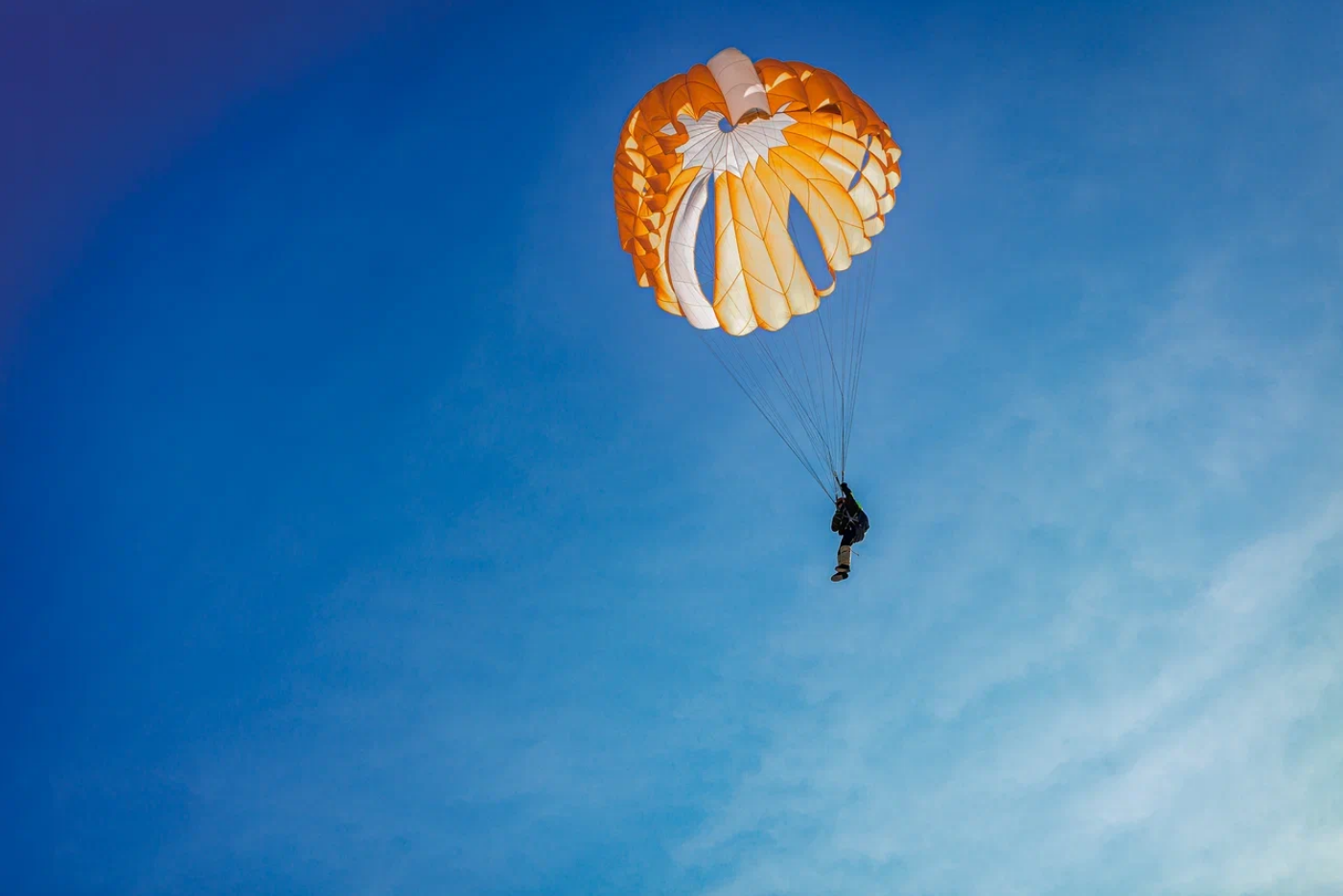 Новобранцы Авиалесоохраны совершают первые прыжки с парашютом в Якутии