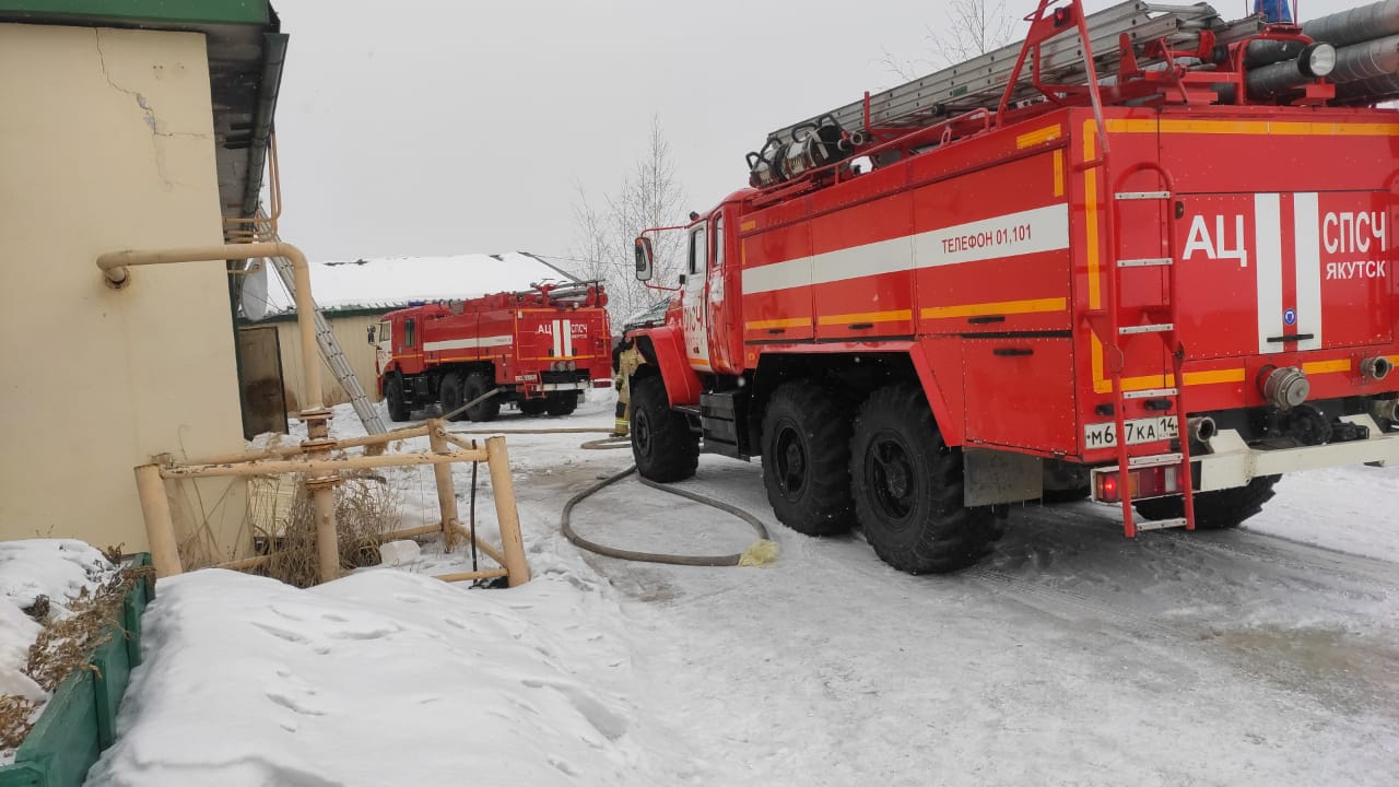 Мужчина пострадал при пожаре в производственном цеху в Якутске