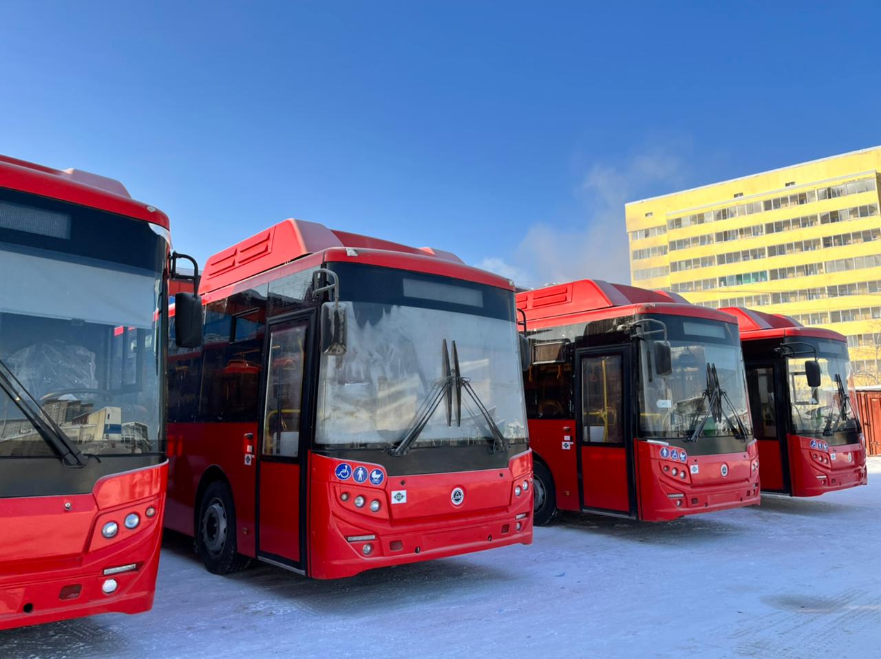 Первая партия новых автобусов к 100-летию ЯАССР прибыла в Якутск