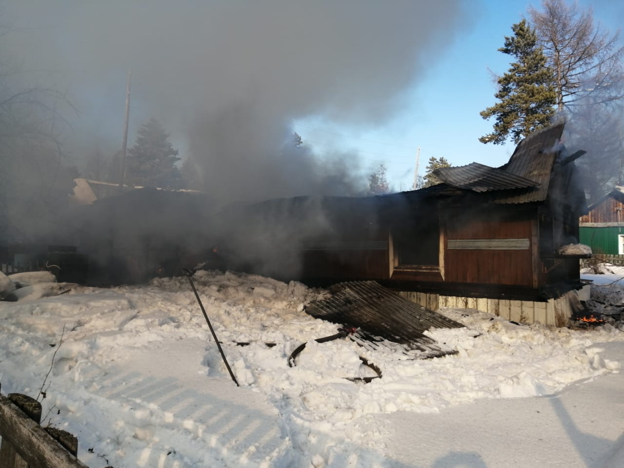 Два человека погибли при пожаре в частном доме в якутском Чульмане