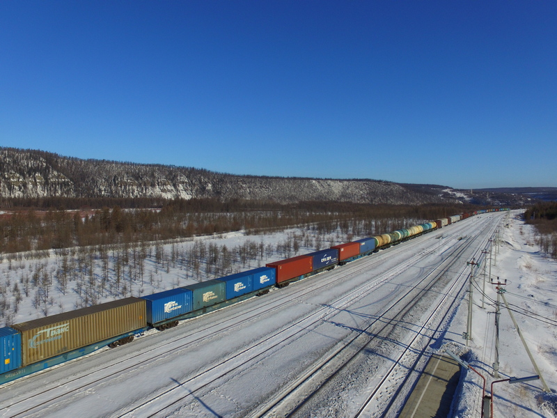 Более 230 вагонов с продуктами и другими товарами прибыли в Якутию