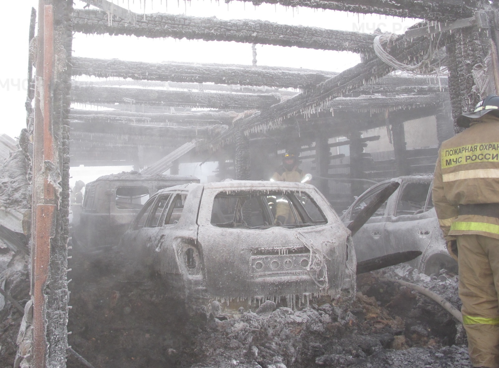 Частный дом и гараж с машинами сгорели в Усть-Алданском районе Якутии
