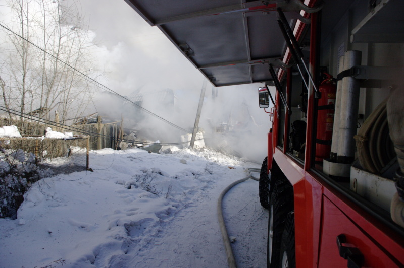 Десять человек эвакуировали при пожаре в гараже в Якутске
