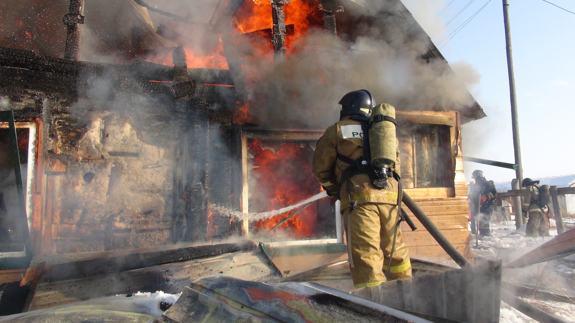 Два человека погибли при пожаре в доме в пригороде Якутска