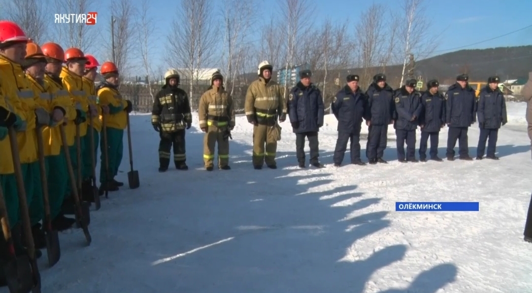 Смотр техники и сил служб звена РСЧС провели в Олекминске в Якутии