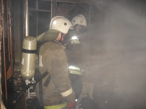 20 человек эвакуировали при пожаре в жилом доме в Якутске