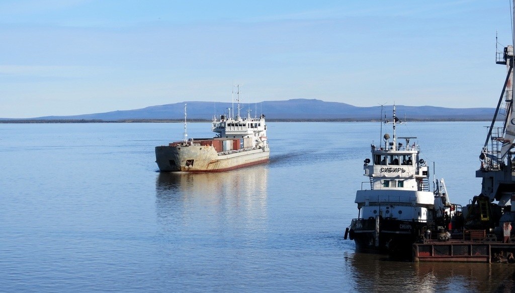 Свыше 7,5 тыс тонн топлива доставили по воде в четыре района Якутии